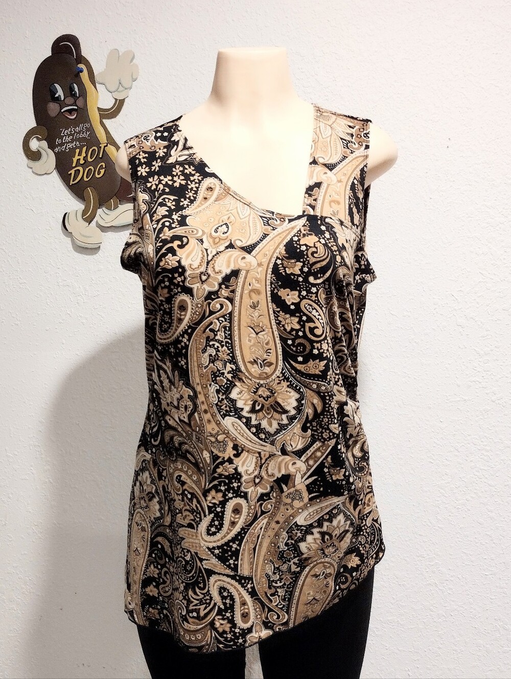 Sleeveless Paisley Print V-Neck Women’s Top — Black & Tan
